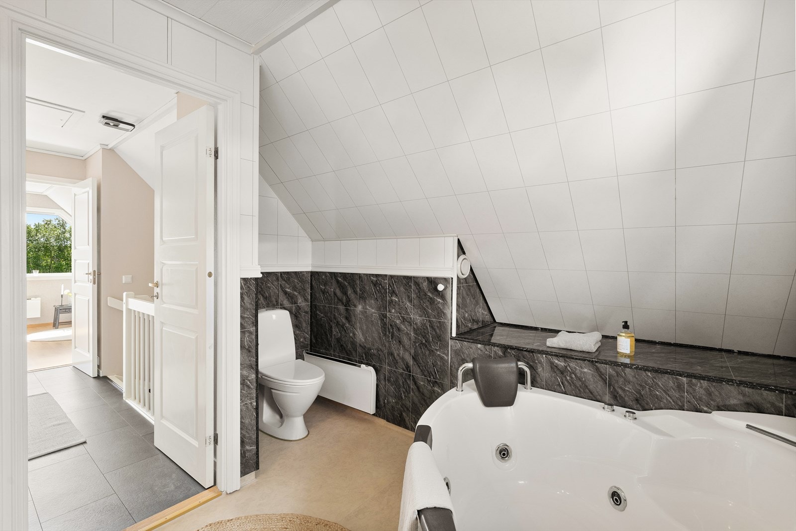 Romslig bad med badekar Galleribilde