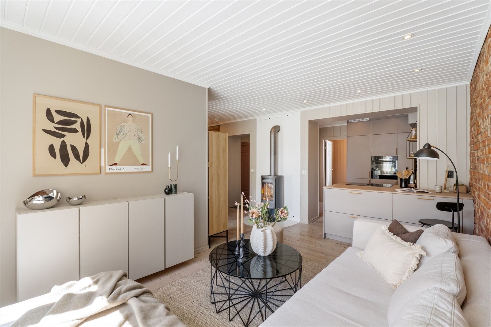 Her får du en romslig og moderne leilighet i et spennende og ettertraktet del av Oslo. Peisovnen skaper stemning og varme på mørke høst- og vinterkvelder. Galleribilde