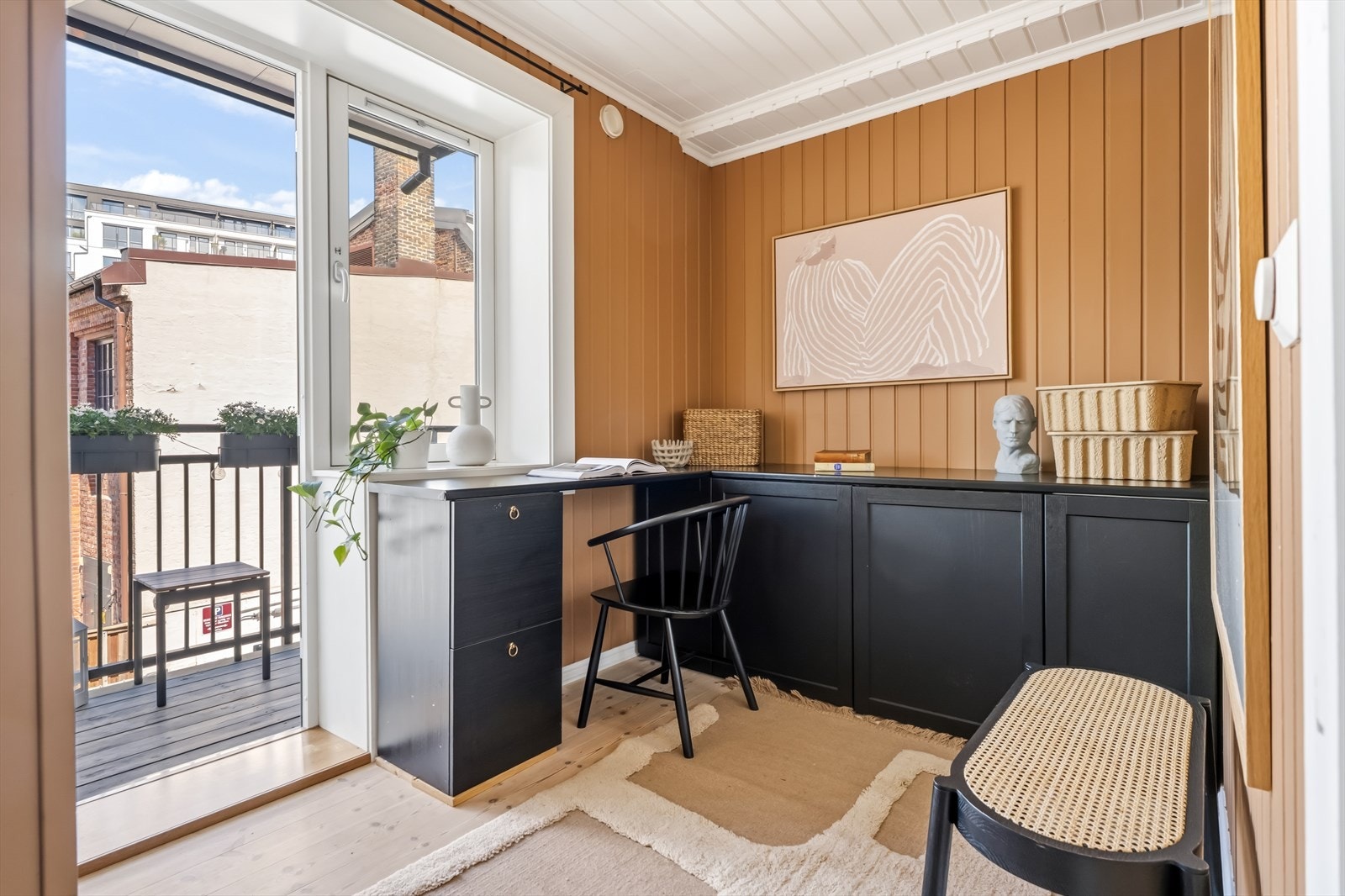 Det ene soverommei (i dag innredet som kontor) har tilgang til en balkong på ca. 2,4 m². Galleribilde