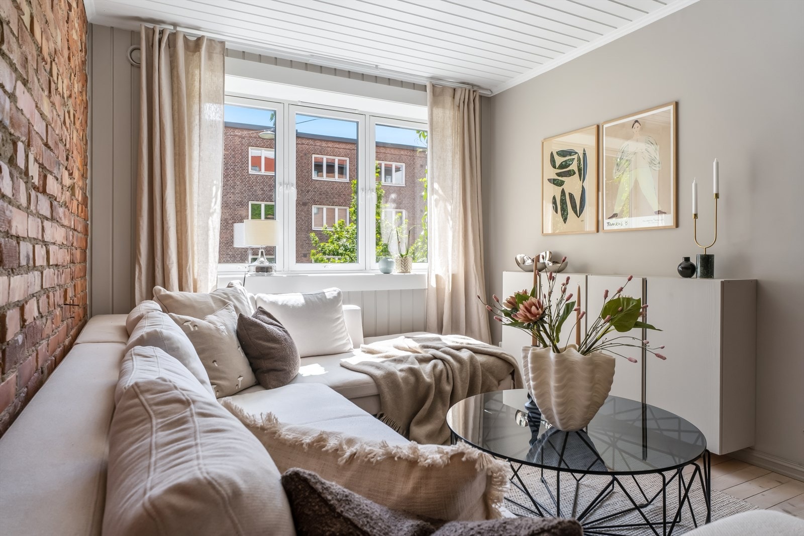 Den hjemmekoselige stuen består av flotte tregulv og god plass til både sofa- og spisegruppe. Galleribilde