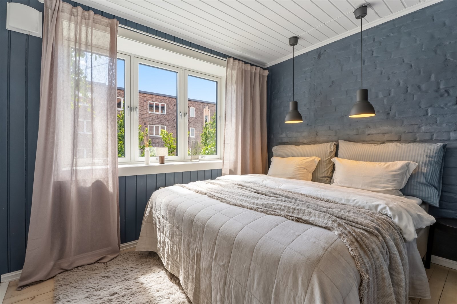 Hovedsoverommet har god plass til dobbeltseng og oppbevaring. Galleribilde