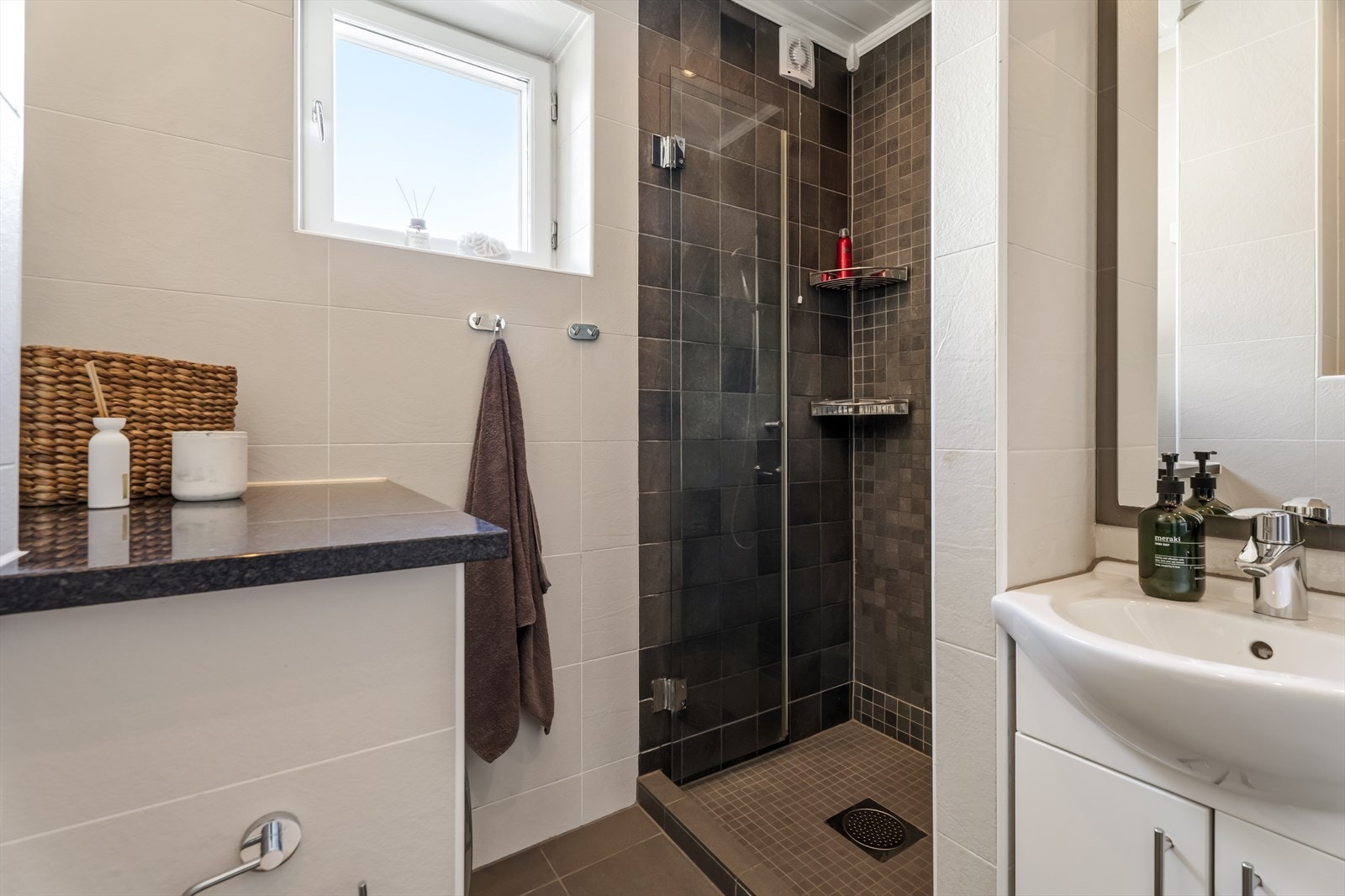 Badet består av flislagte vegger og panel i taket med downlights med dimmer. Galleribilde