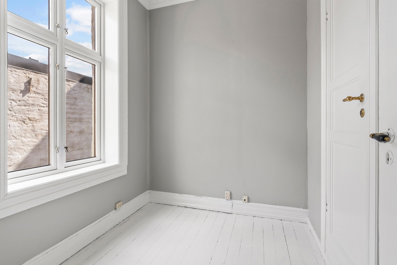 "Soverom" settes i anførselstegn da arealet er lite, 5 m2. Rommet har god lysflate (vindu) Galleribilde