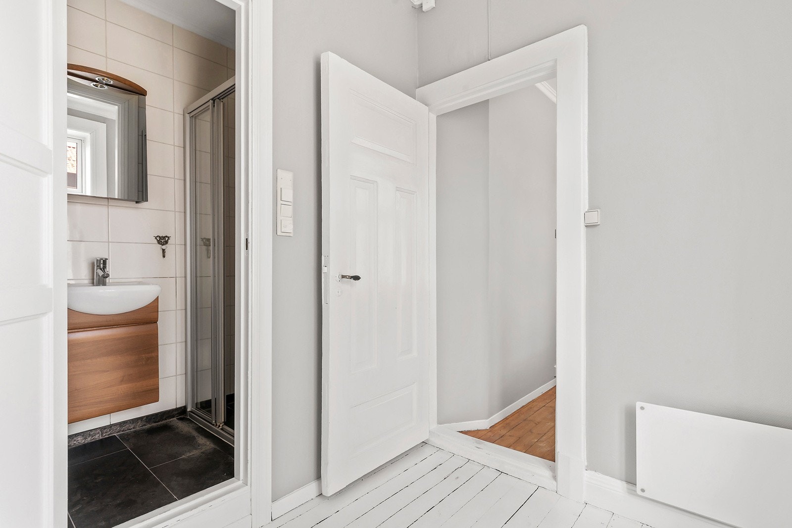 "Soverom" med akomst til flislagt bad med varmekabler Galleribilde