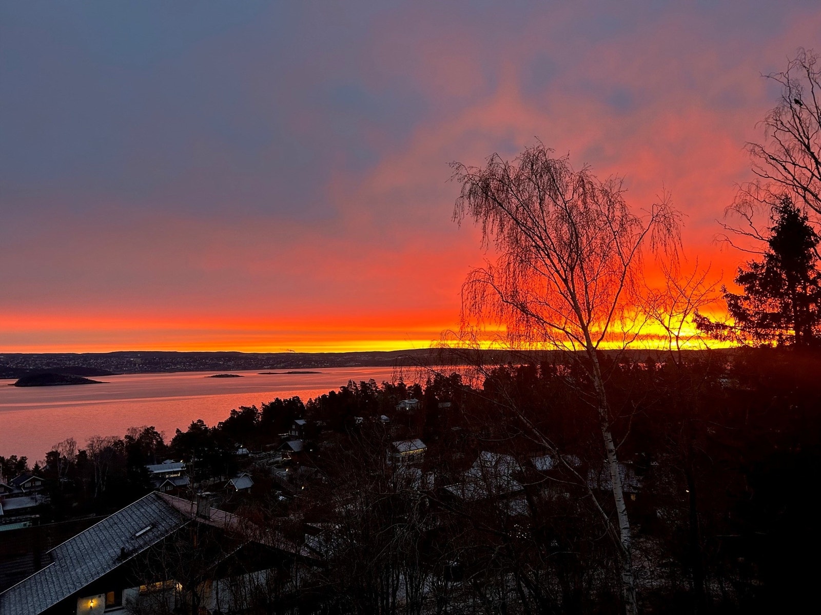 Selgers foto: Morgenhimmelen gløder over Oslofjorden og gir en helt unik start på dagen - sett fra egen stue. Galleribilde