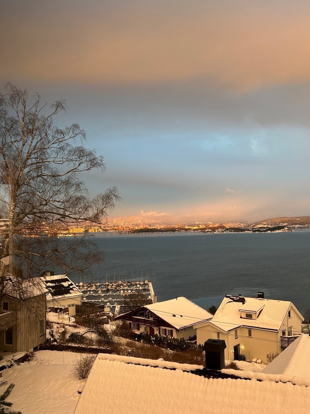 Selgers foto: Her kan du avslutte dagen med panoramautsikt, vakre farger på himmelen og en rolig atmosfære over fjorden. Galleribilde