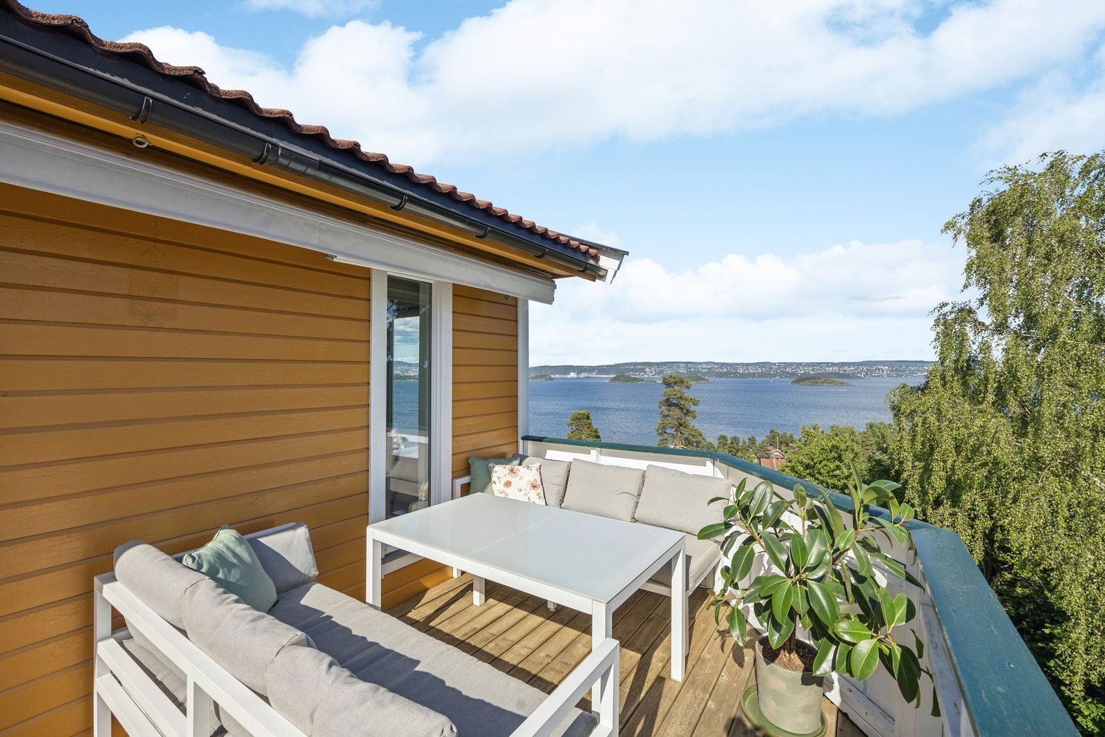 Her kan du nyte lange soldager og en imponerende utsikt over fjorden. Galleribilde