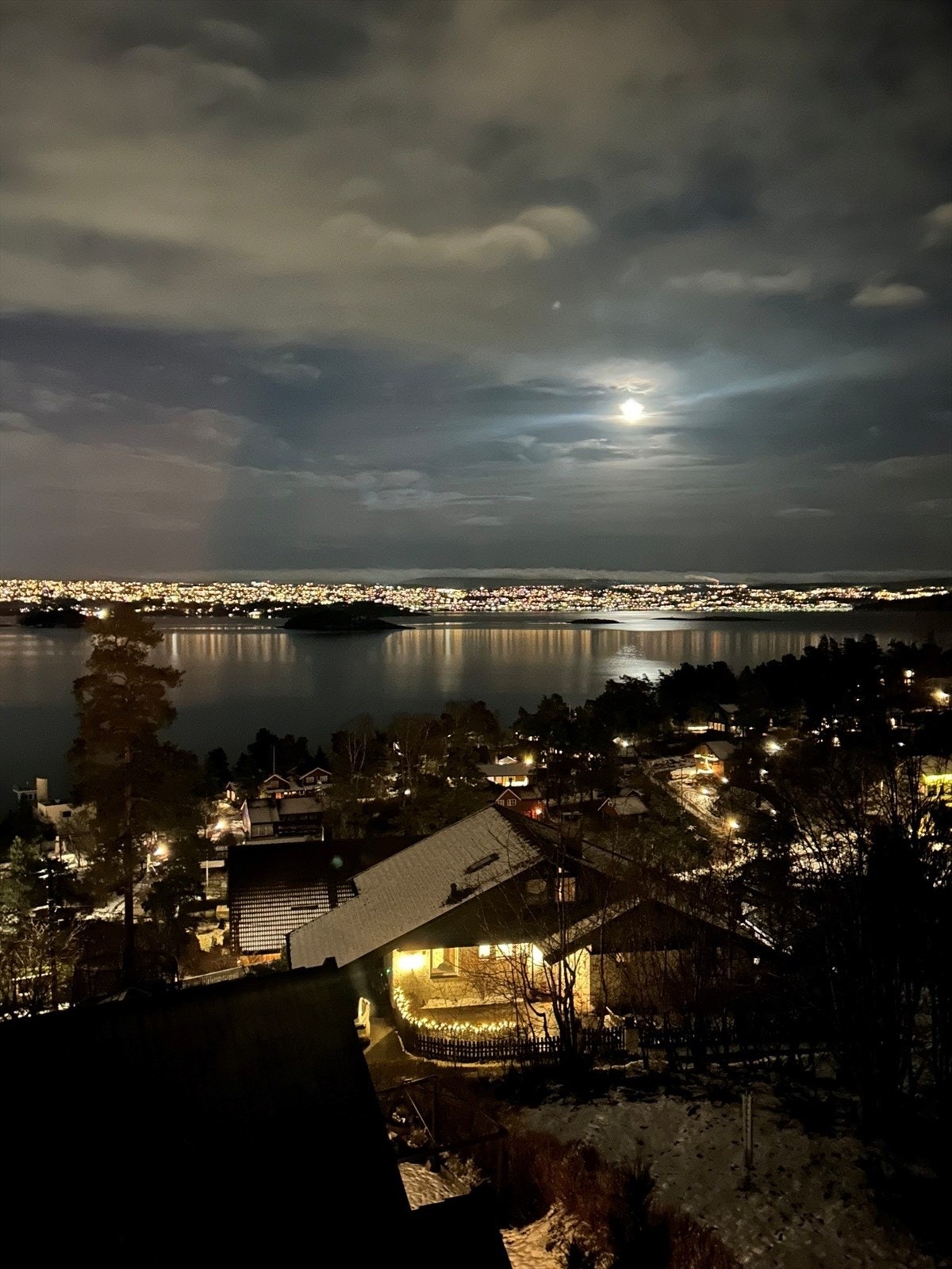 Selgers foto: Nyt synet av et opplyst Oslo mens fjorden glitrer i kveldsmørket. Galleribilde