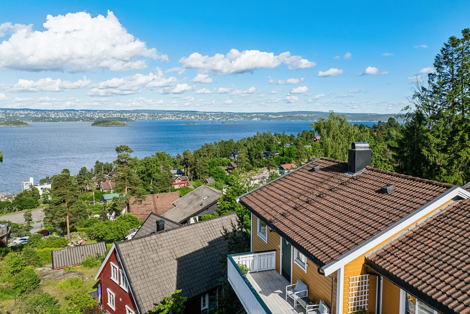 Attraktiv og sentral beliggenhet med kort vei til bussholdeplass, Tangen og daglige servicetilbud. Galleribilde