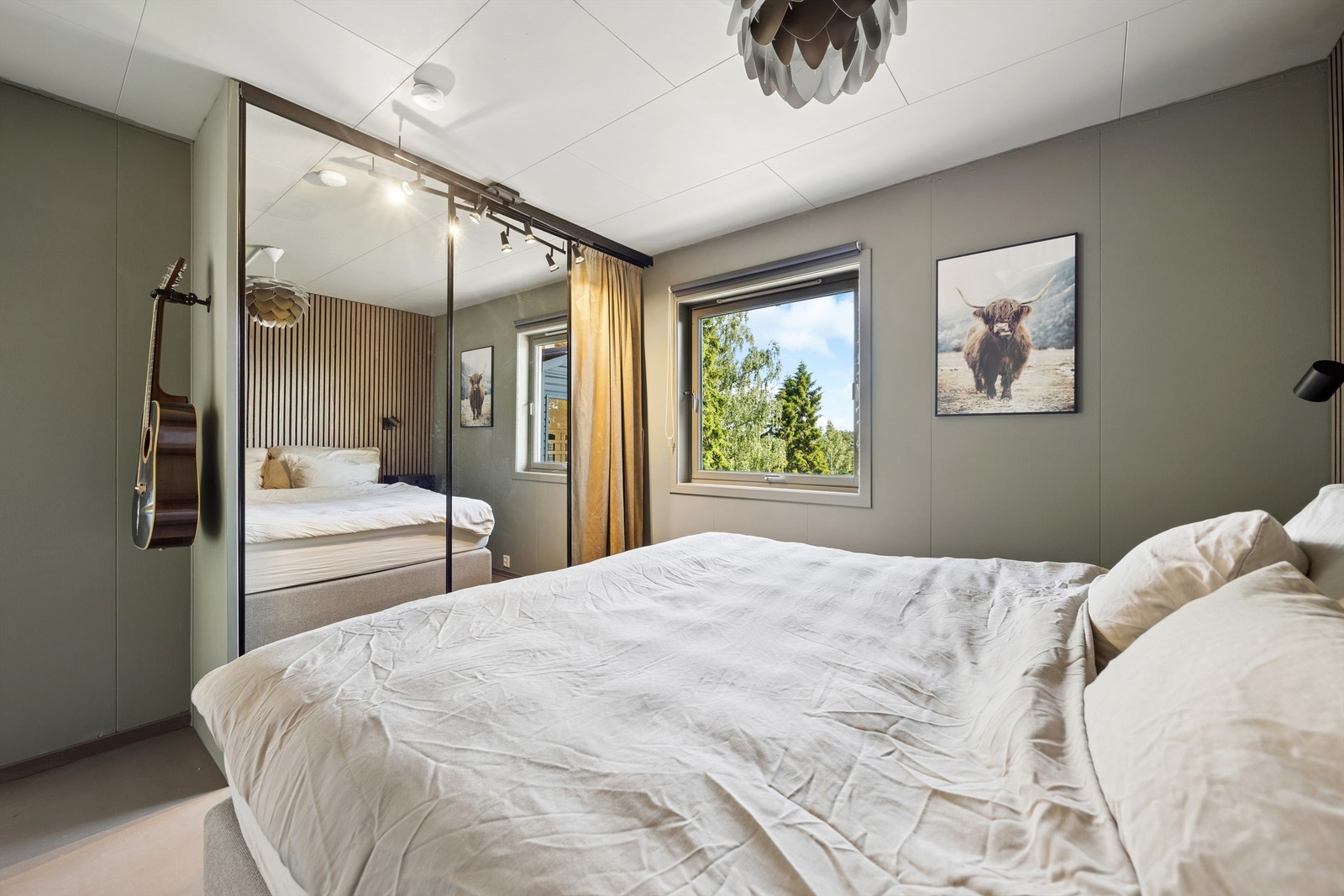 Stor skyvedørsgarderobe gir rikelig med oppbevaringsplass og bidrar til et ryddig og funksjonelt soverom. Galleribilde