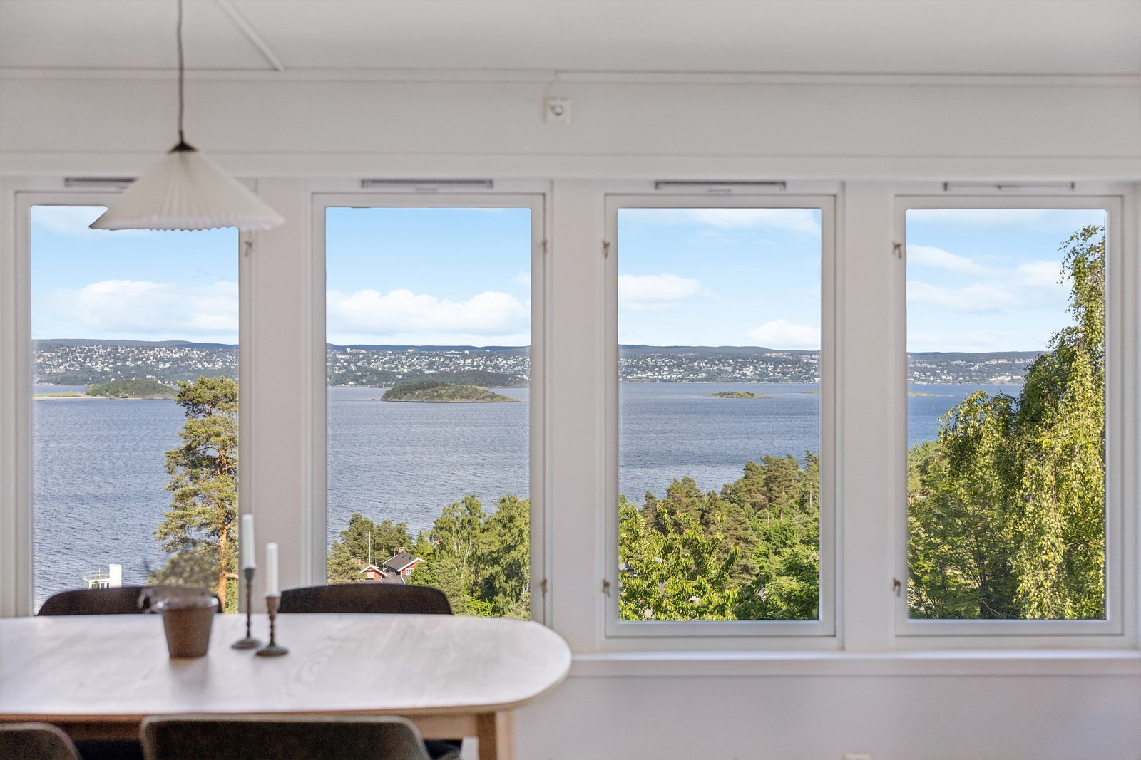 En lys og romslig topp-/hjørneleilighet med fantastisk utsikt mot Oslofjorden, må oppleves!
Foto: Per O. Skjellnan v/Efkt Galleribilde