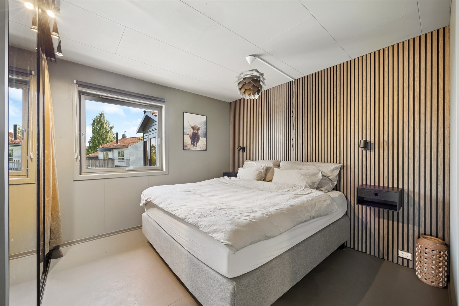 Den dekorative spileveggen tilfører rommet et moderne og eksklusivt uttrykk, og skaper en lun hotellfølelse. Galleribilde