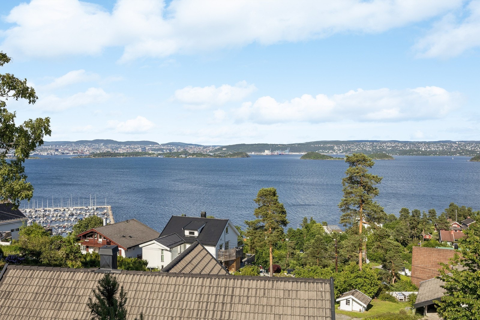 Fra terrassen og oppholdsrommene kan du følge livet på fjorden og nyte den vidstrakte utsikten mot hovedstaden. Galleribilde