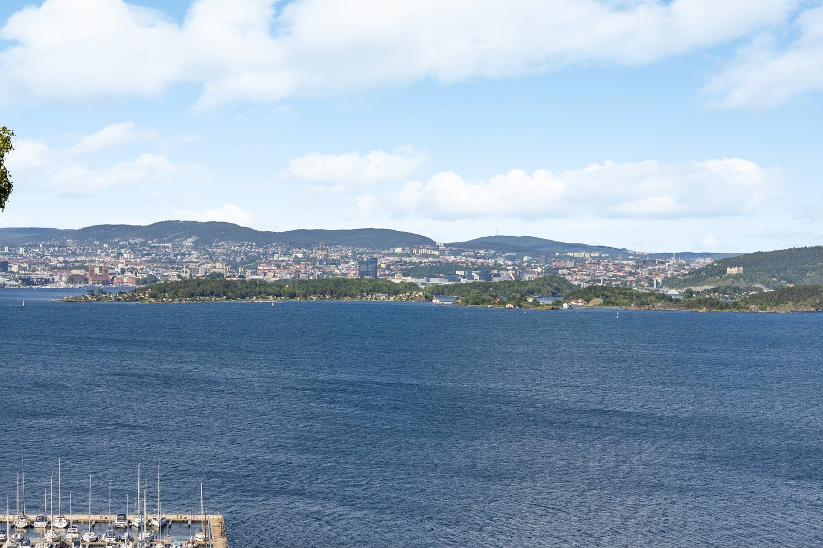 Fantastisk utsikt over Oslofjorden og Oslo by, med kort vei til Oksval badestrand og marina. Her kombineres sjønær beliggenhet med stemningsfulle omgivelser og flotte rekreasjonsmuligheter året rundt. Galleribilde