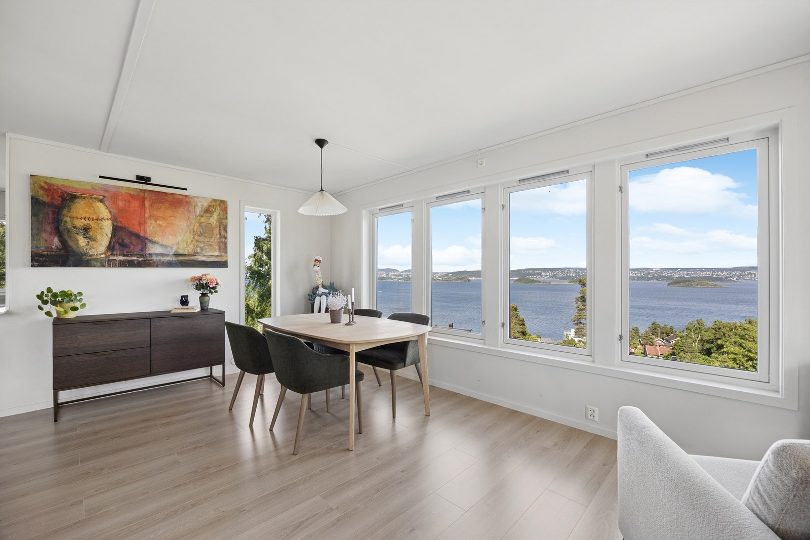 Se store vindusflatene slipper inn rikelig med dagslys og skaper en luftig og behagelig atmosfære. Lys og hyggelig spiseplass med utsikt setter virkelig rammen for måltidene. Galleribilde