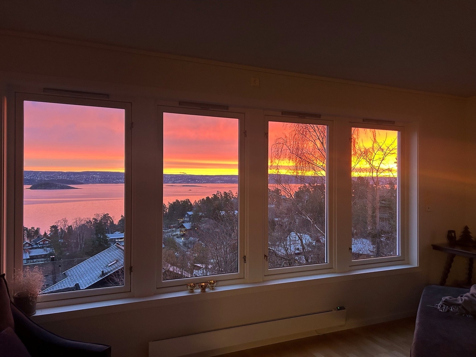 Selgers foto: De første solstrålene maler himmelen i varme farger Galleribilde