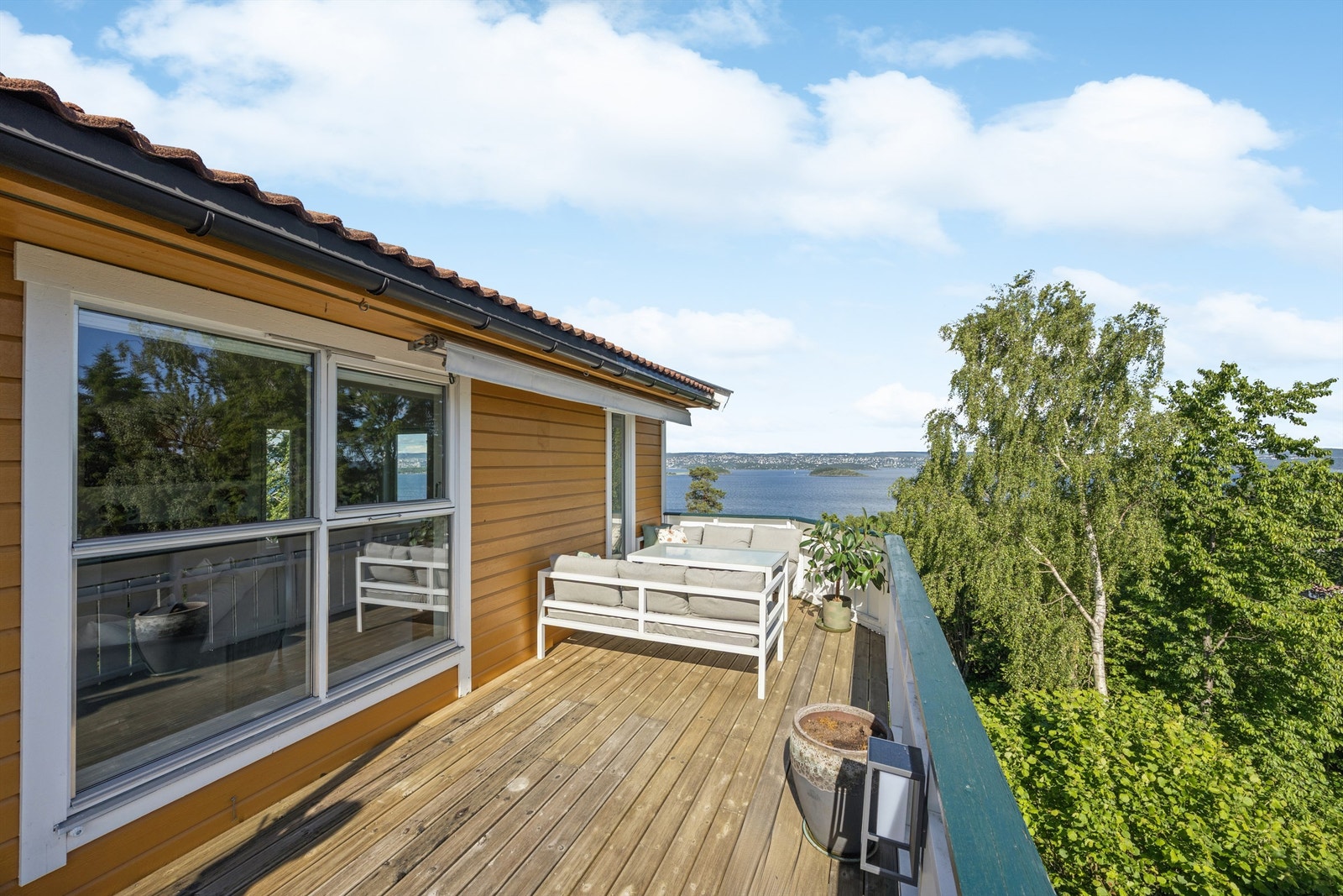Sørvendt terrasse på ca. 25 kvm - en perfekt forlengelse av stuen i sommerhalvåret. Terrassen har god plass til både spisegruppe, lounge-møbler og grill. Galleribilde