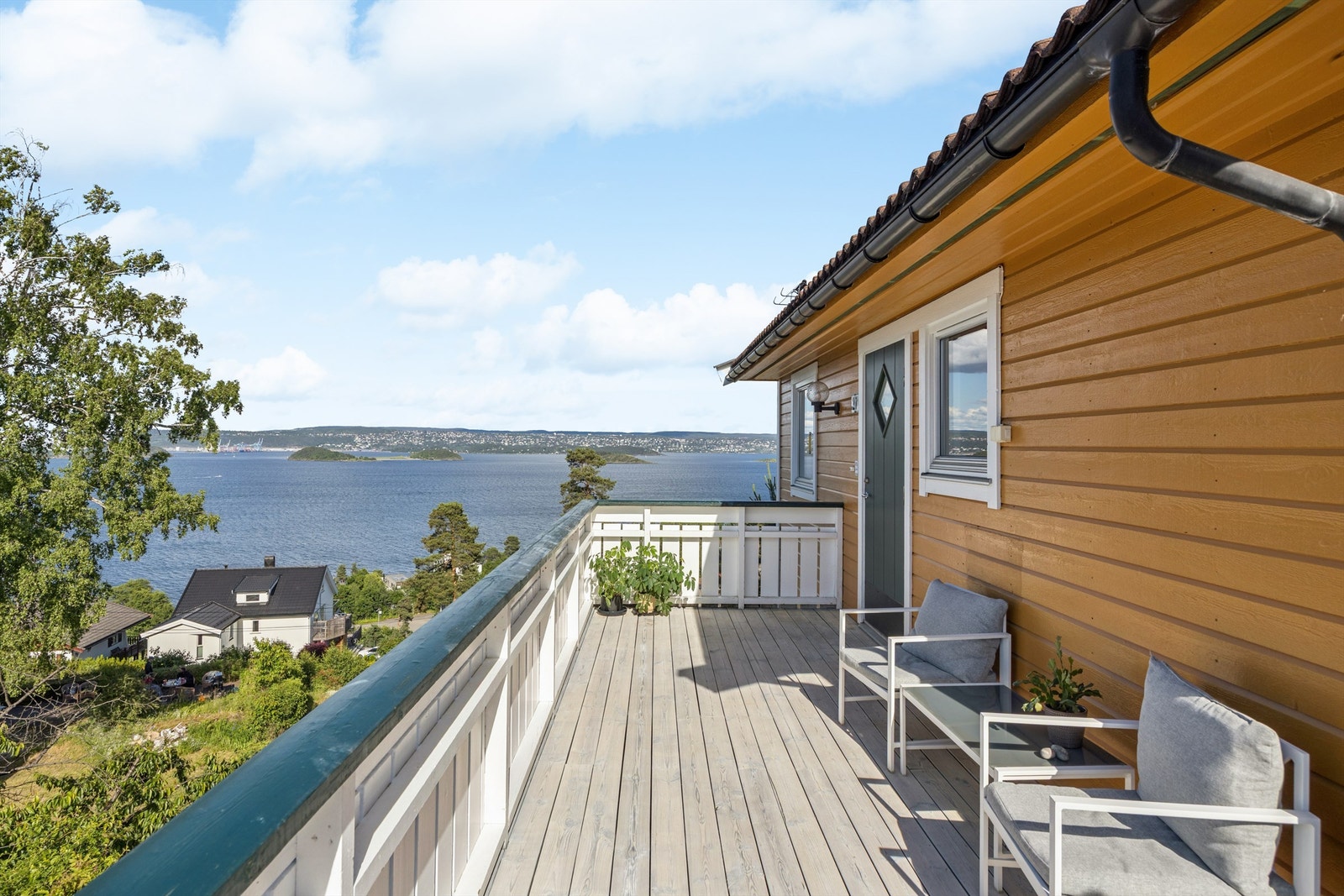 Nordvendt balkong ved inngangspartiet gir en ekstra uteplass med kveldssol. Foto: Per O. Skjellnan v/Efkt Galleribilde