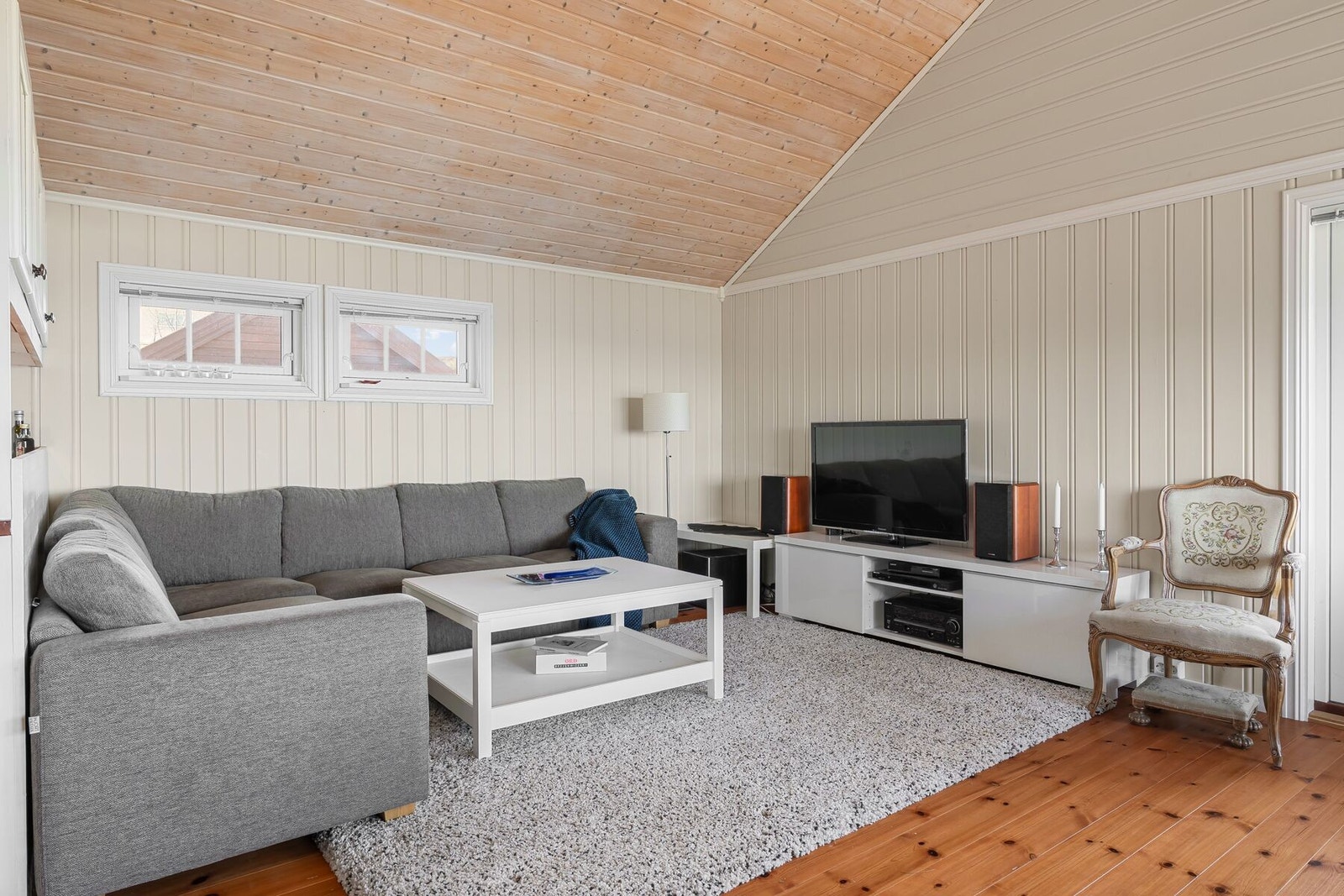 På stuen har man blant annet god plass til sofagruppe, spisebord, TV, oppbevaringsmøblement m.m. Galleribilde