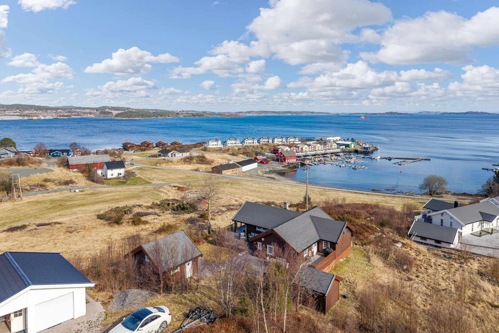Innholdsrik fritidseiendom med idyllisk og fin beliggenhet på Hemnskjela Galleribilde