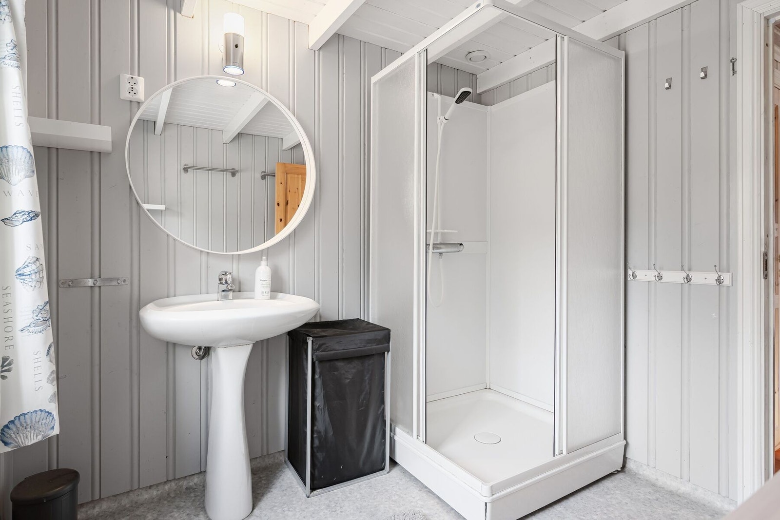 Badet er utstyrt med servant og dusjkabinett Galleribilde