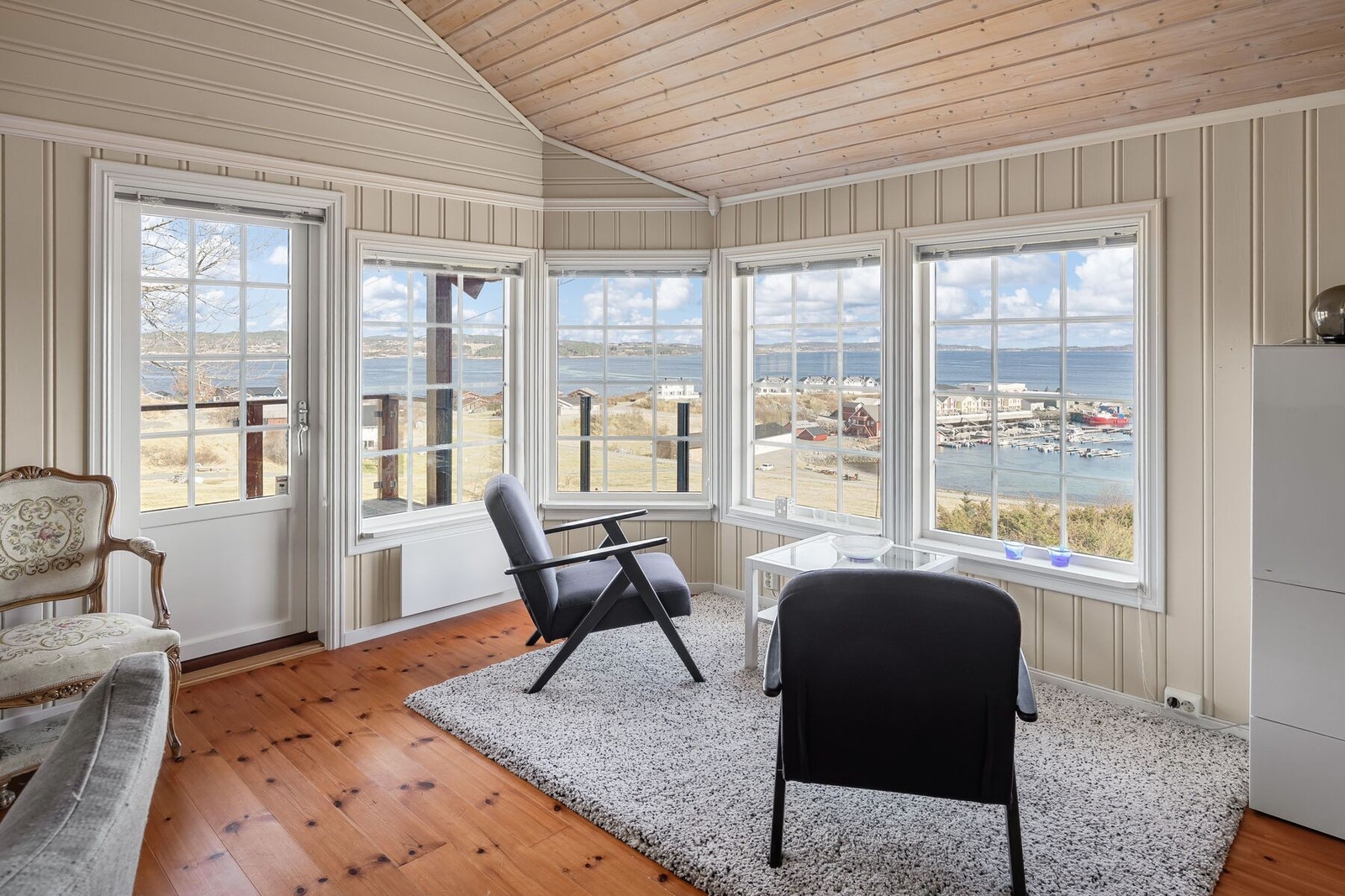 Stuen har store vindusflater. Dette gir rikelig med lysinnslipp og fremmer den flotte utsikten Galleribilde