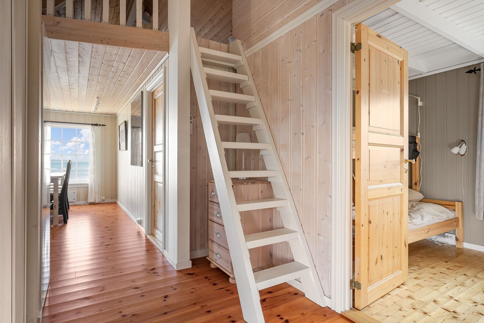 Fra gangen har man adkomst til hems Galleribilde