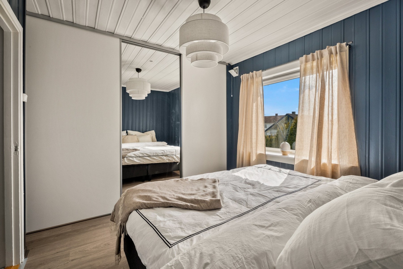 Her har du masse skapplass i skyvedørsgarderobe. Galleribilde