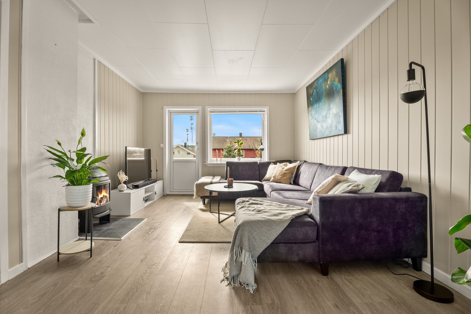 I store deler av boligen er det pent, slitesterkt gulv av laminat. Galleribilde