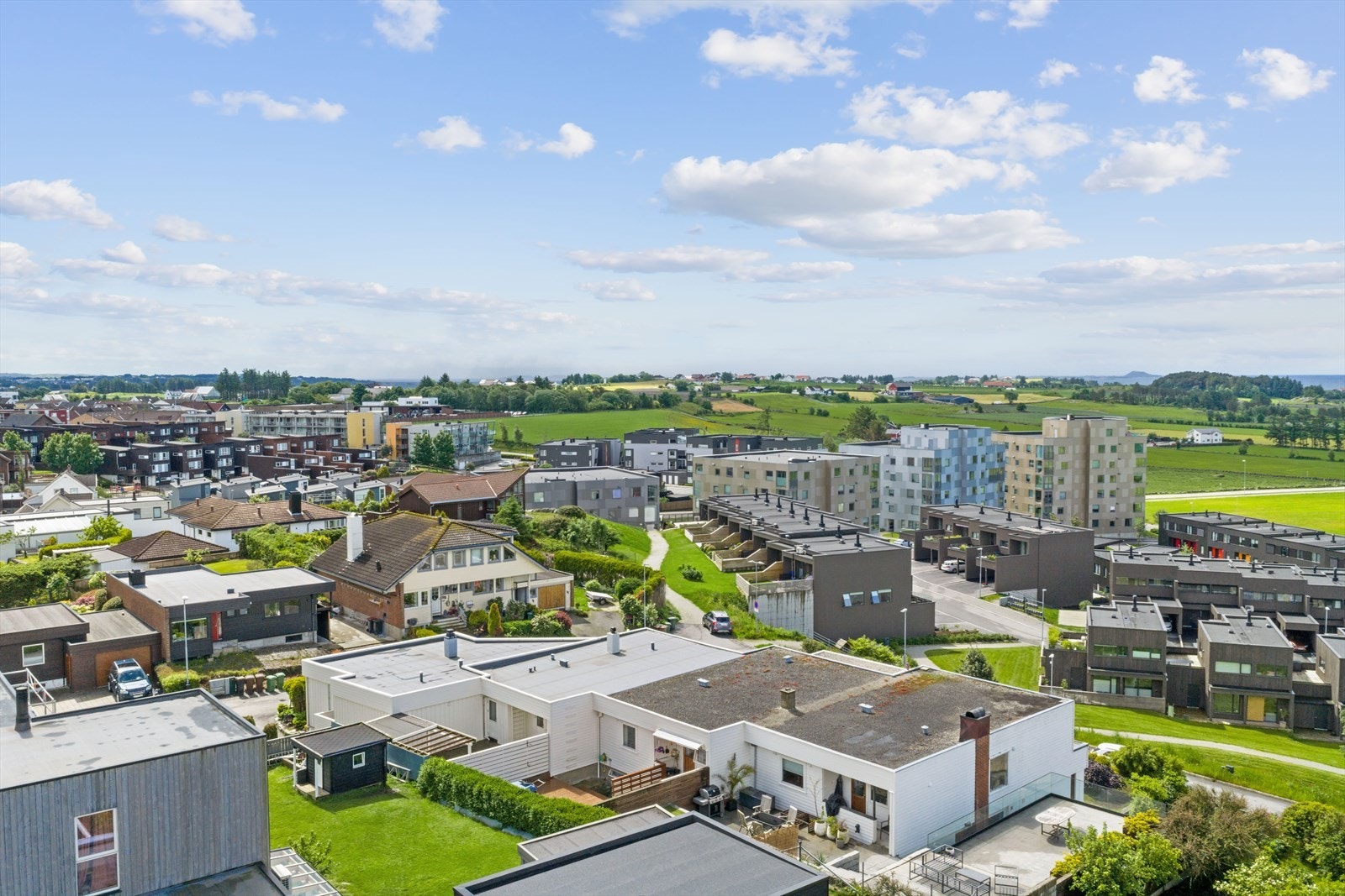 Randaberg sentrum i bakgrunnen, lett tilgjengelig fra boligen. Galleribilde