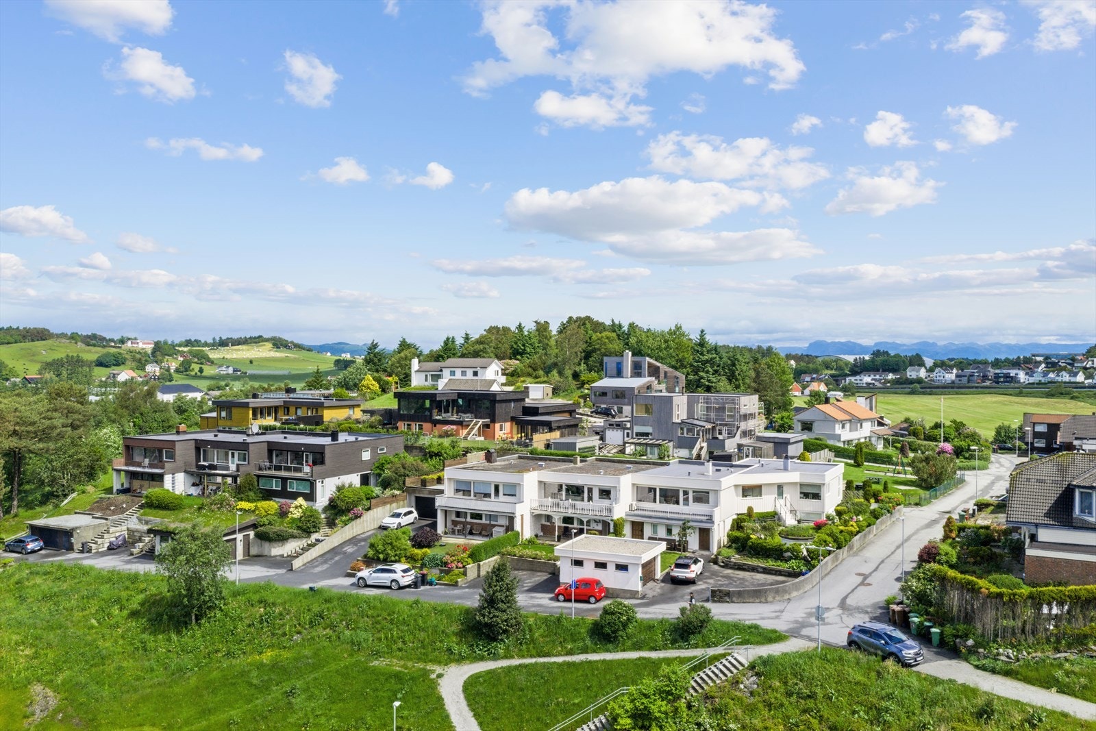 Oversiktsbilde som viser Valahaug og den omkringliggende bebyggelsen. Galleribilde