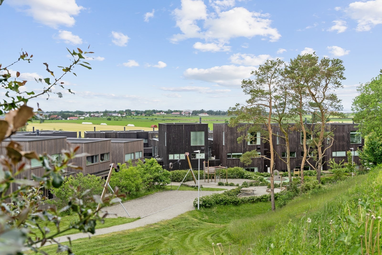 Nærområdet byr på flere lekeplasser og grøntområder for de minste. Galleribilde