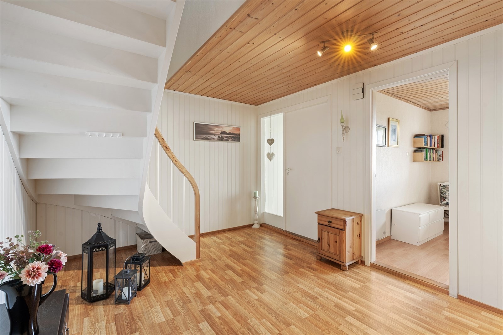 Hallen gir et godt første inntrykk og fordeler tilgangen til etasjens øvrige rom. Galleribilde
