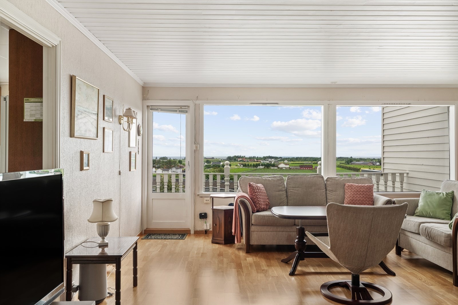 Fra stuen har man en flott utsikt over nærområdet. Galleribilde