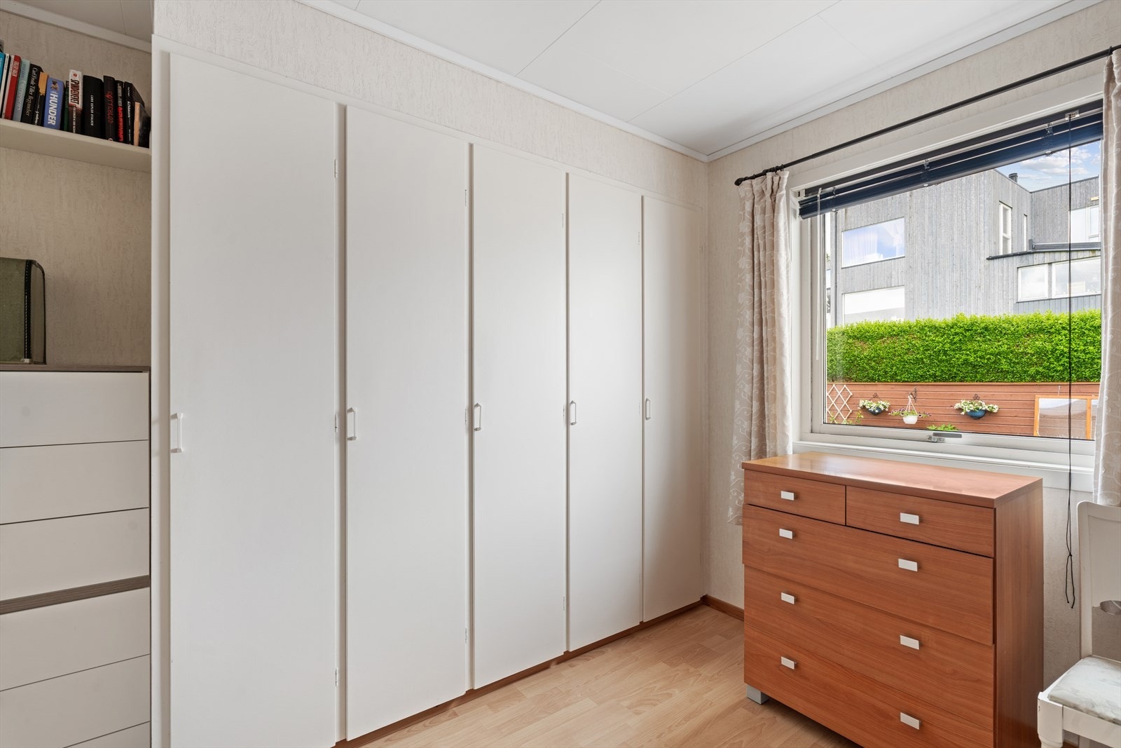 Det andre soverommet i etasjen har god garderobeløsning og plass til seng og skrivebord. Galleribilde