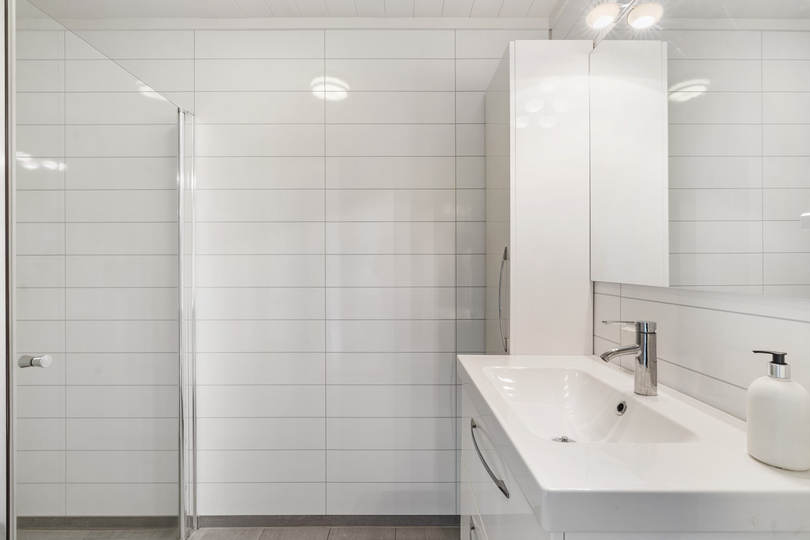 Badet i første etasje med baderomspanel på veggene. Galleribilde