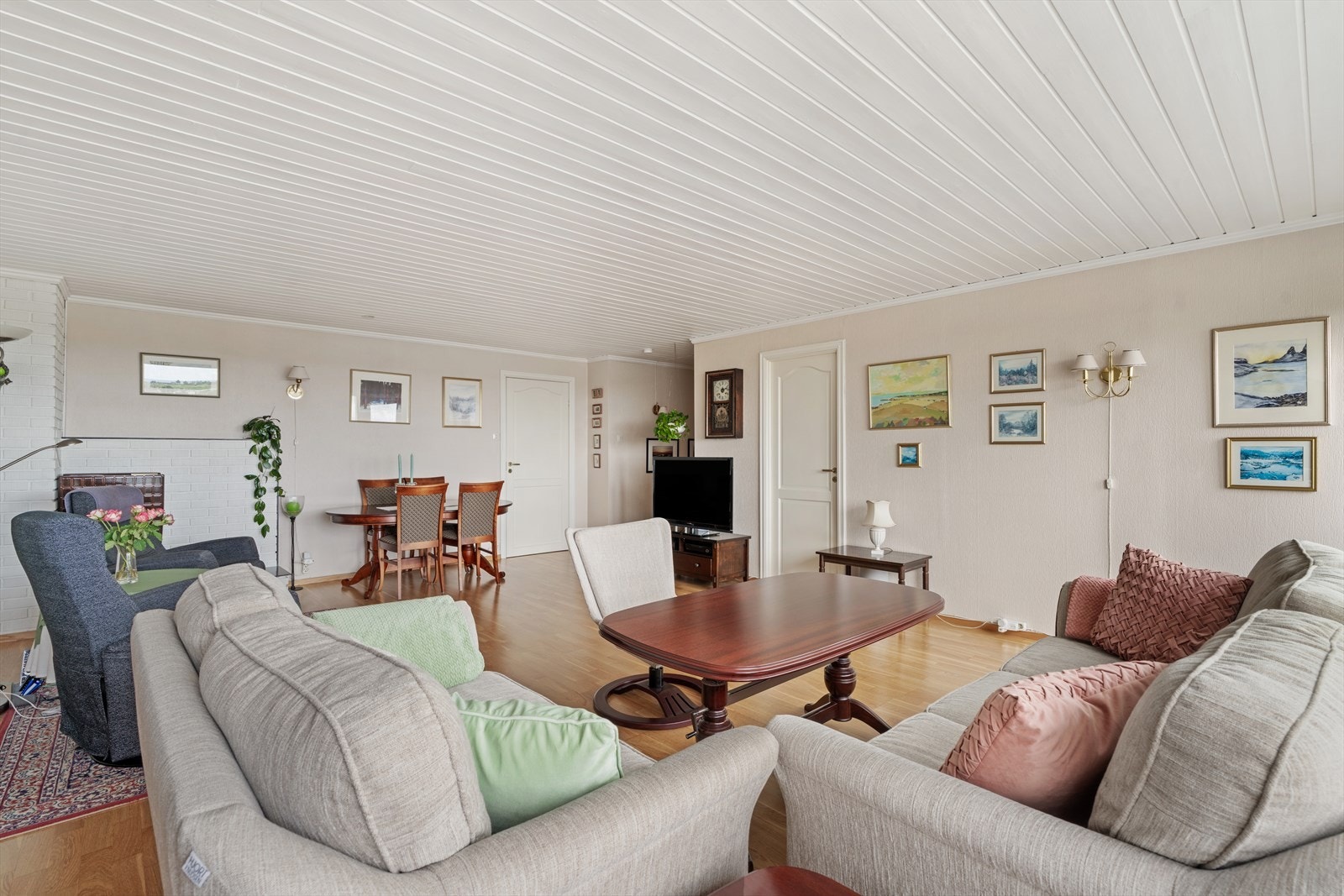 Stuen i første etasje er romslig, med god plass til både sofagruppe og spisebord. Galleribilde