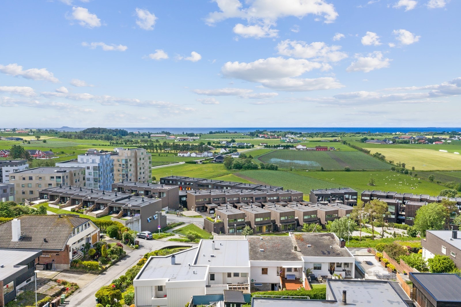 Fra luften ser man nærheten til både sentrum og de åpne, grønne områdene. Galleribilde