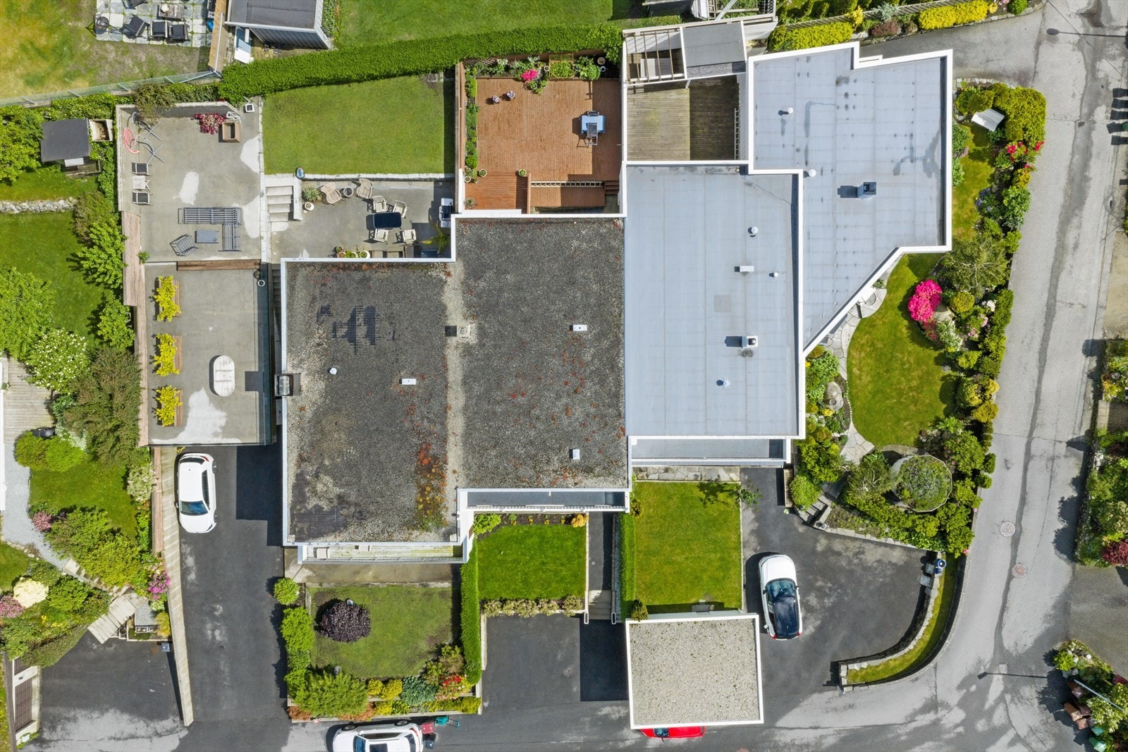 Eiendommen sett rett ovenfra, som viser takflater og uteområdenes plassering. Galleribilde