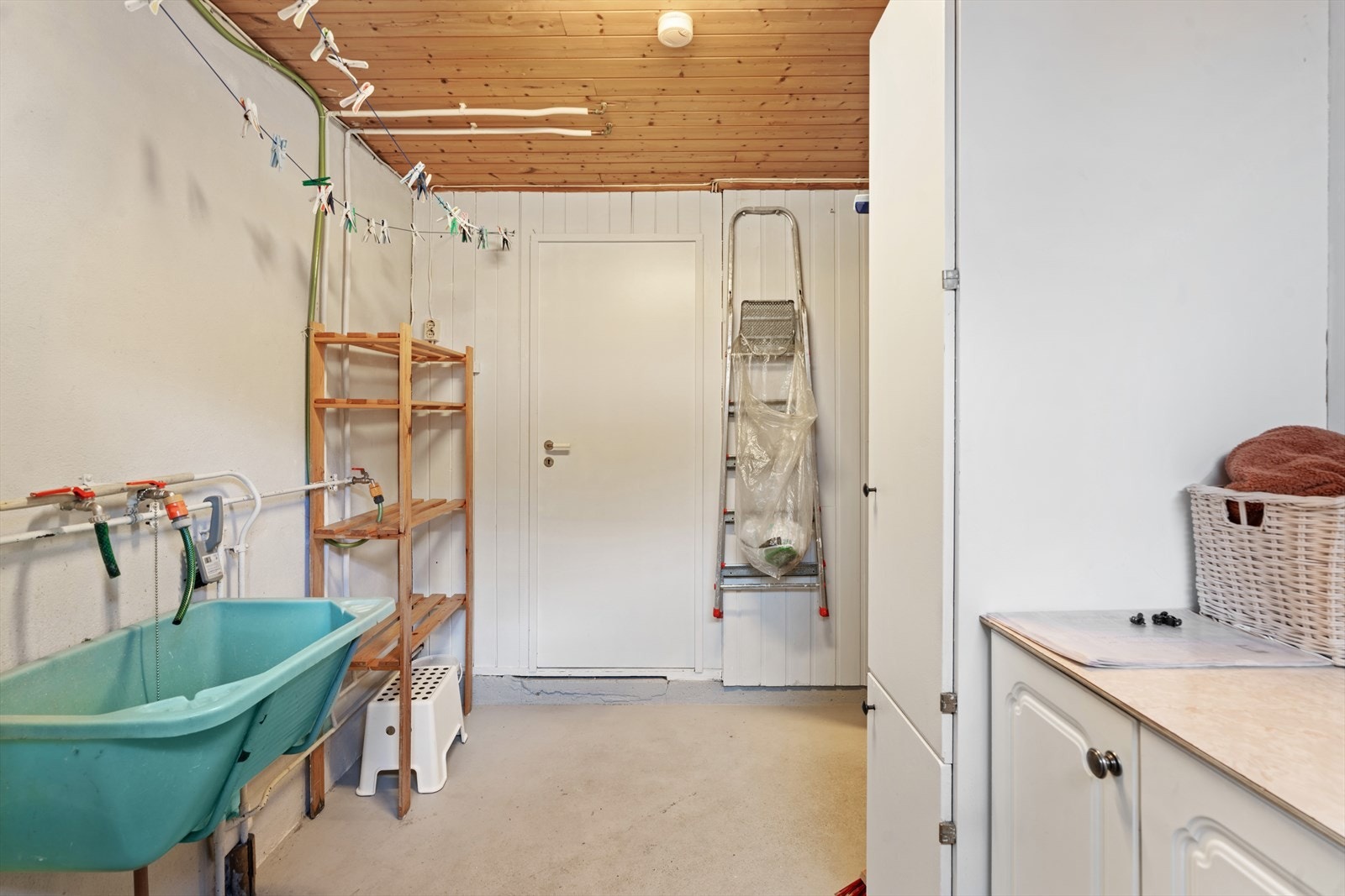 Vaskerom med støpt gulv og sluk fra byggeåret. Galleribilde