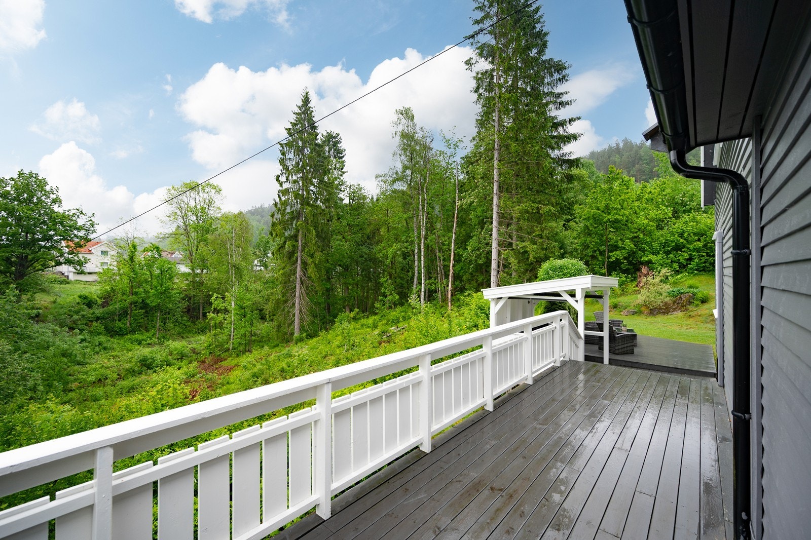 Romslig terrasse med fine uteplasser Galleribilde