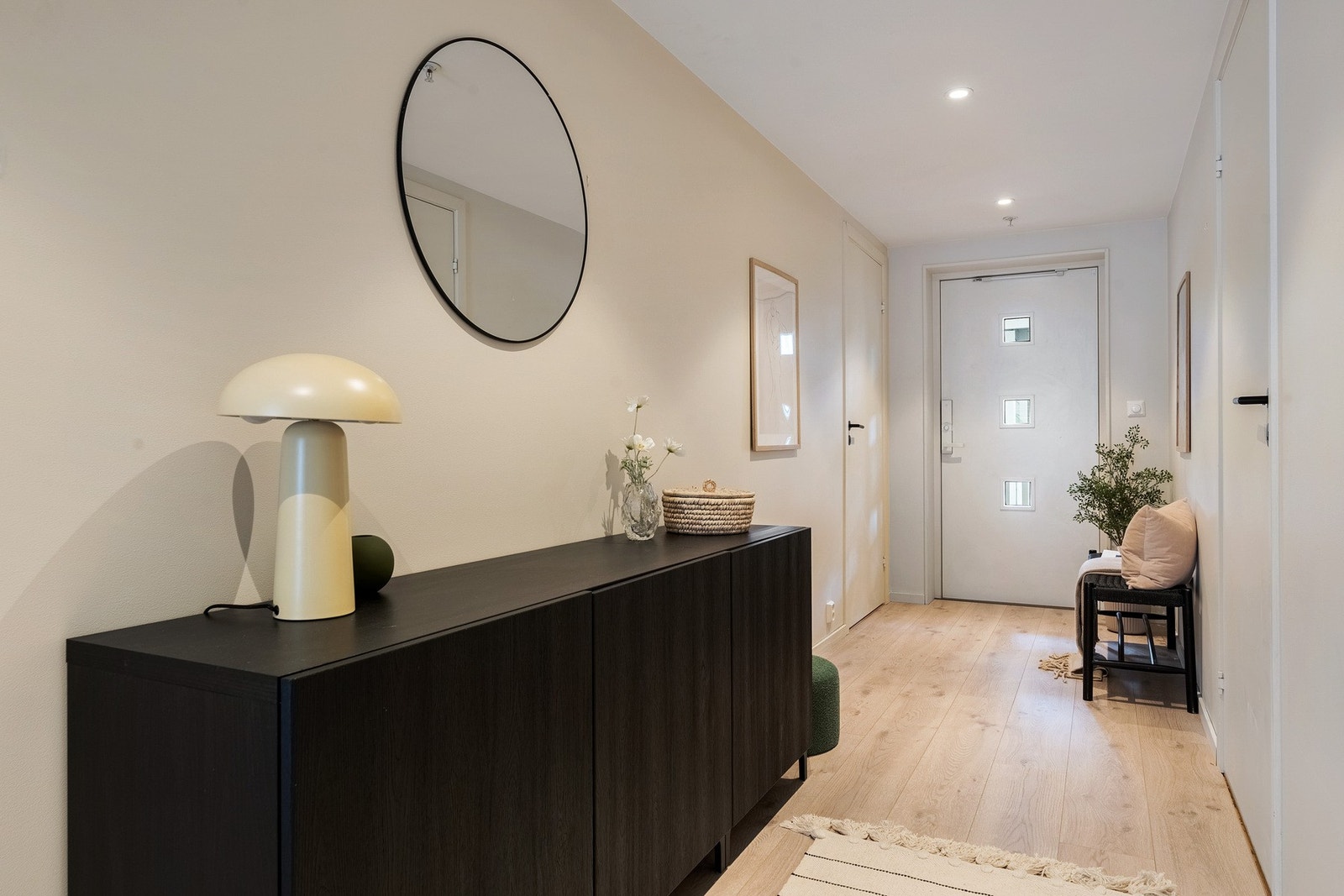 - Lys og innbydende entré med god plass til oppbevaring - Galleribilde