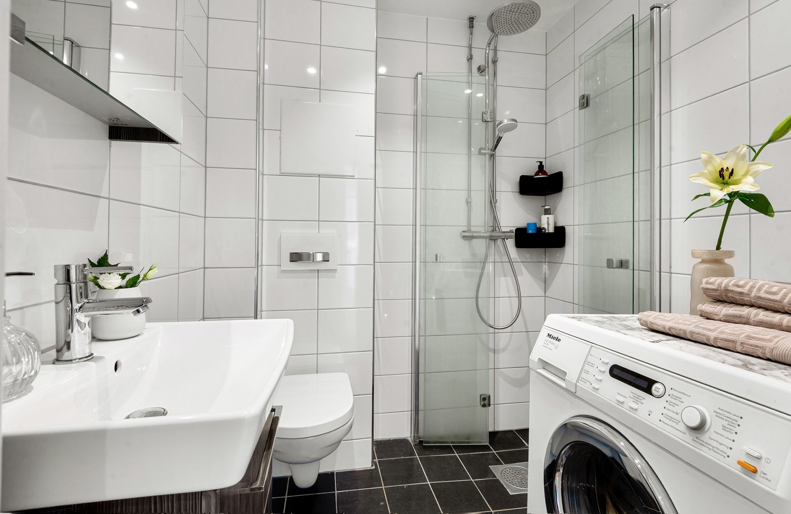 Flislagt bad renovert i 2018 med vaskemaskin Galleribilde