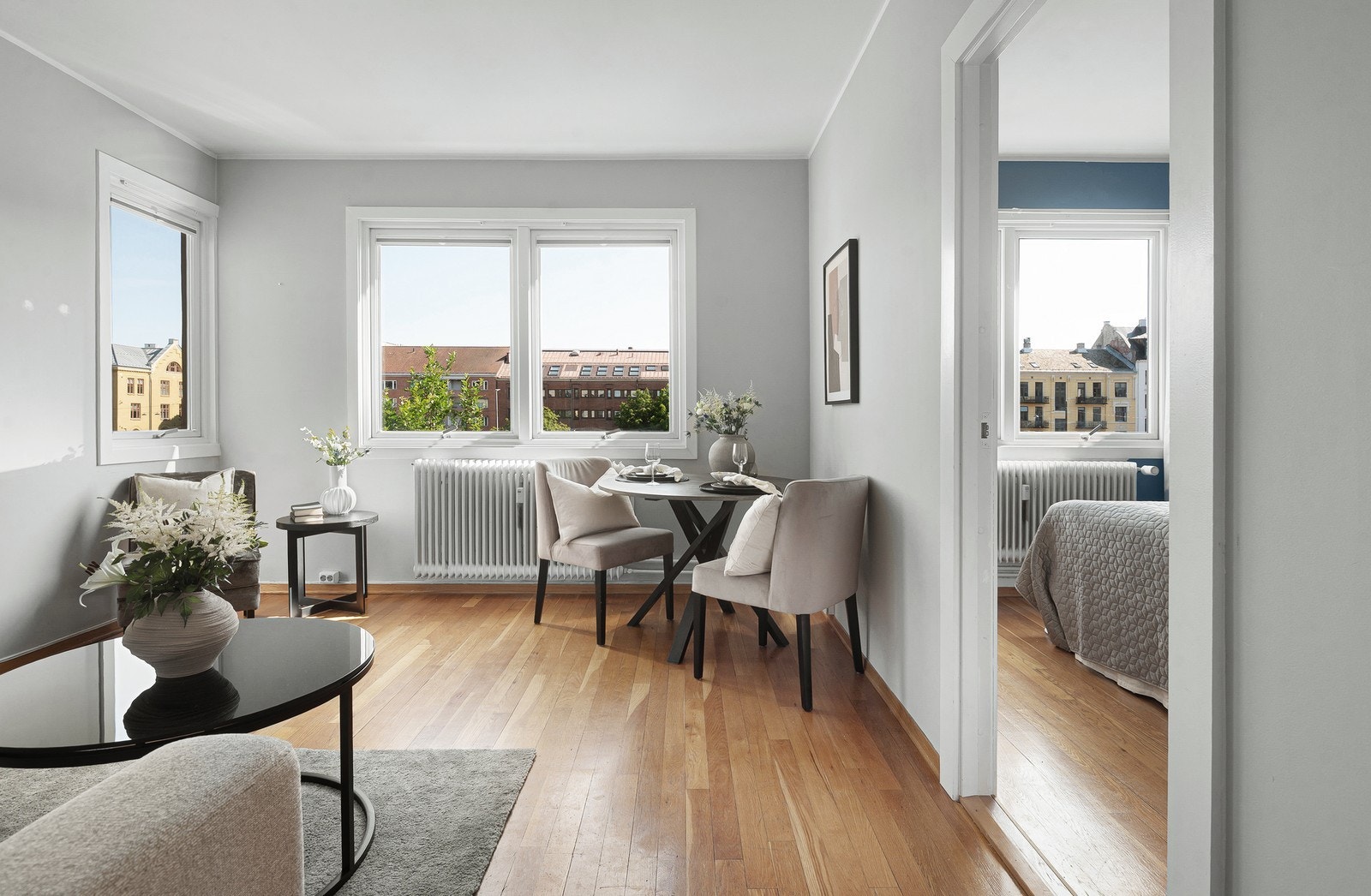 Lys og åpen stue med plass til sofa og spiseområde Galleribilde