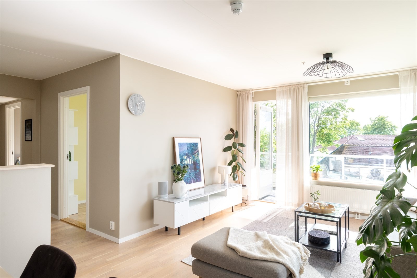 Gulvet er belagt med flott tre-stavs parkett, og overflatene er malt i delikate og lyse fargetoner. Galleribilde