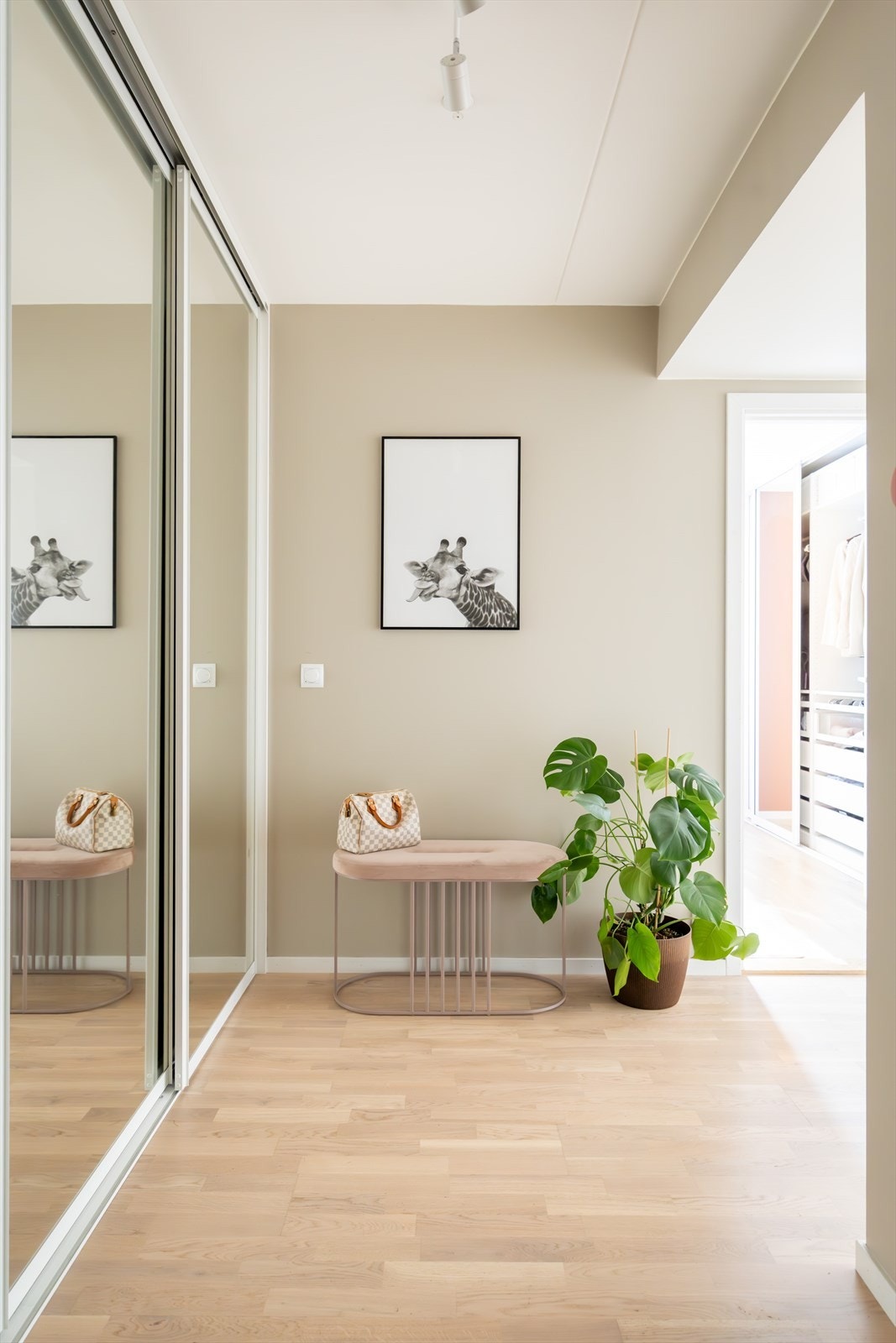 Leiligheten har en romslig entré med praktisk skyvedørsgarderobe. Galleribilde