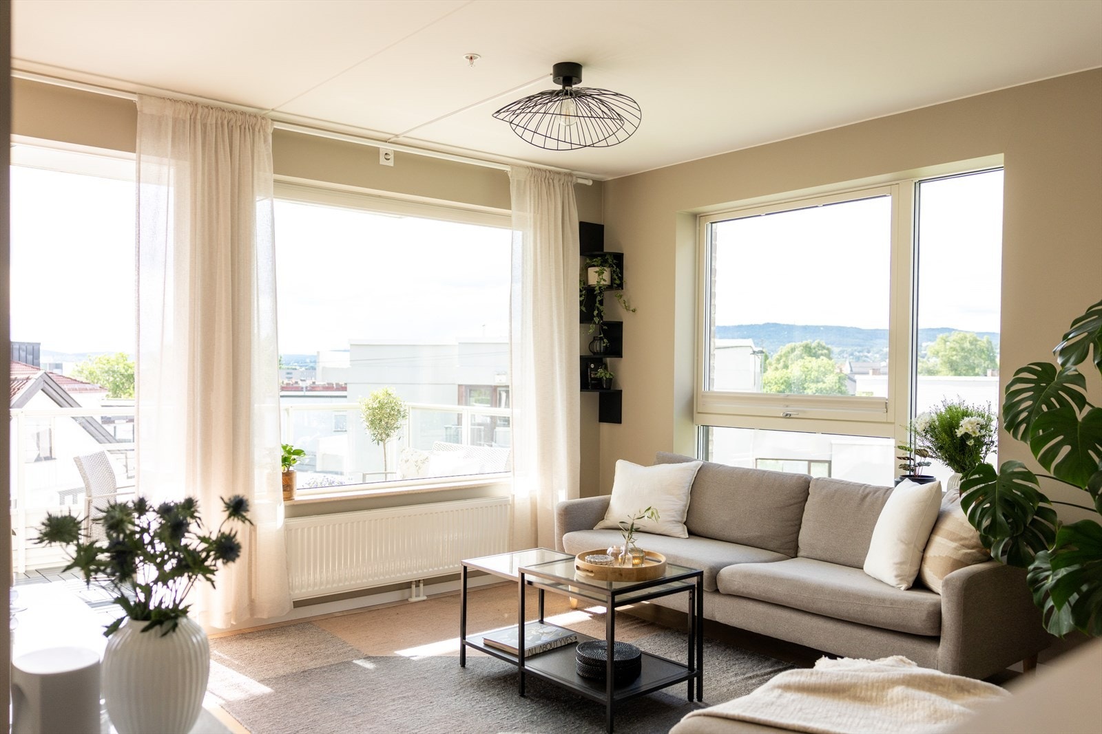 Stuen er lys og luftig med store vindusflater som sørger for rikelig med innslipp av naturlig lys. Galleribilde