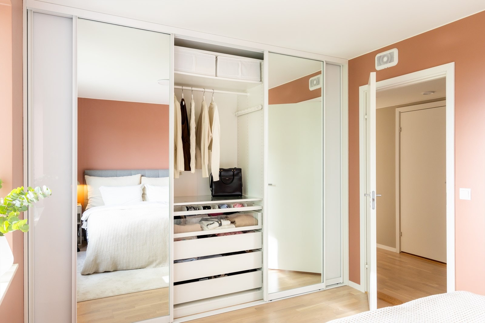 Videre er det godt med oppbevaringsmuligheter i praktisk skyvedørsgarderobe. Galleribilde