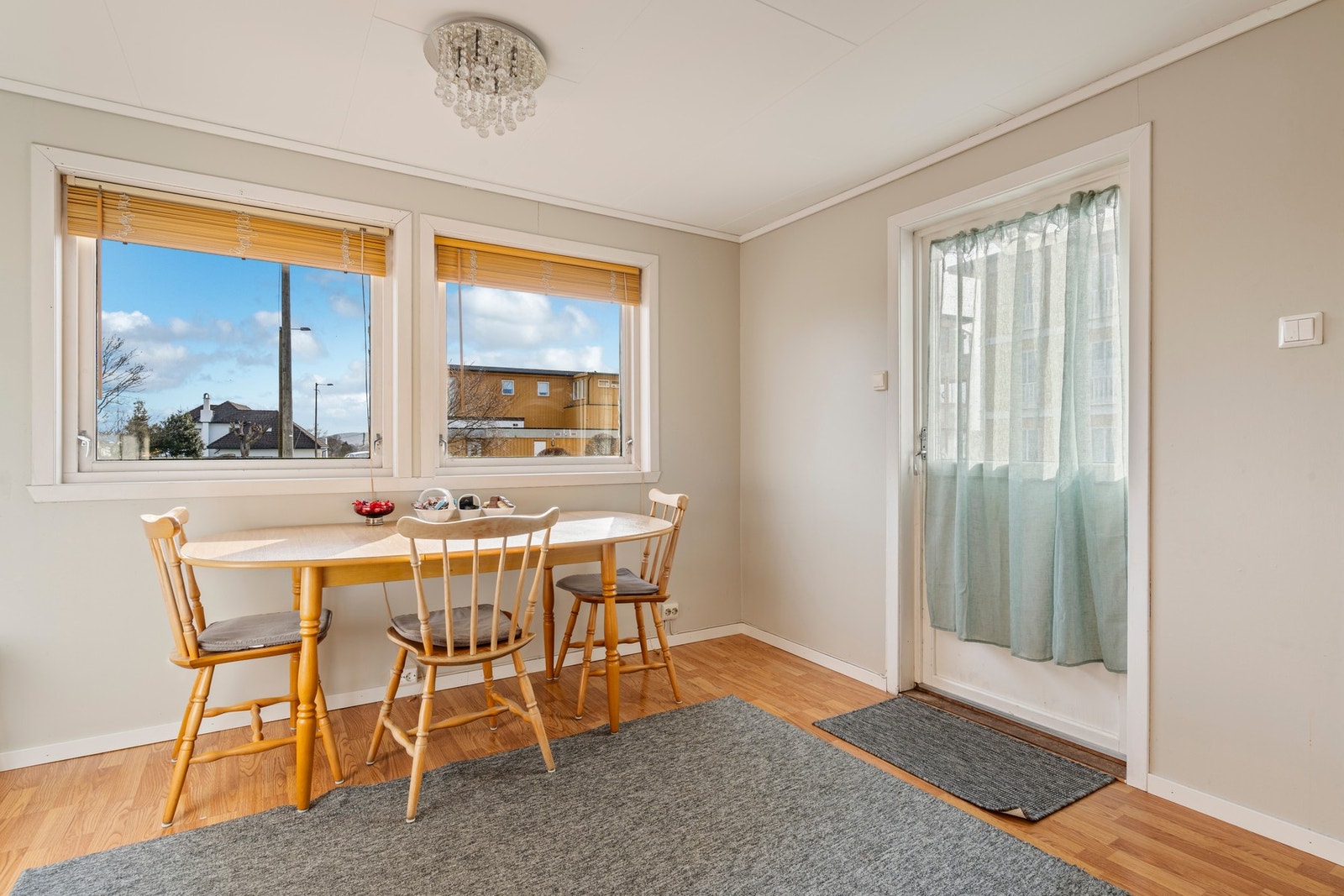 Spiseområde på kjøkken med direkte utgang til terrasse. Galleribilde