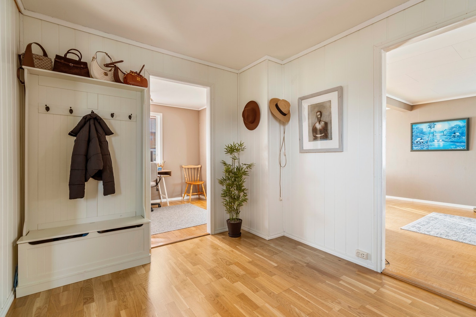 Romslig gang med gode oppbevaringsmuligheter. Galleribilde